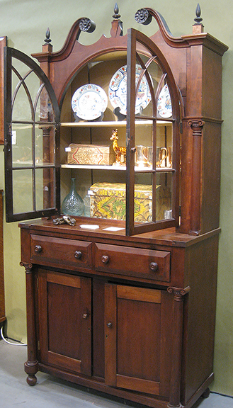 With a nod to the regional market, Taylor Thistlethwaite brought an open-front Tennessee press, cherry with walnut and poplar, circa 1830, priced at $12,000.