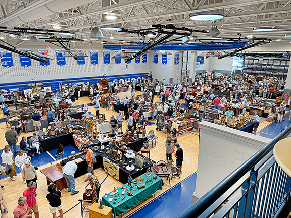 Both the gymnasium and the practice gym were filled with dealers.