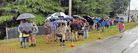 A hearty bunch of buyers, umbrellas deployed, braved the pouring rain to get first crack at the dealers’ offerings.