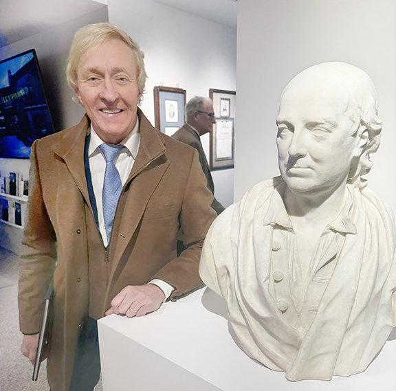 Leslie Keno with John Michael Rysbrack’s sculpture of Benjamin Franklin. Pennington photo.