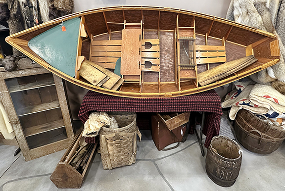 Handmade single-person boat, the exterior in green paint, 89